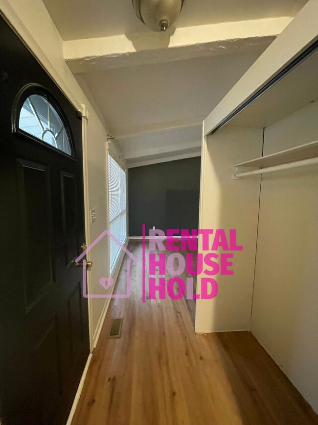 Photo - Beautiful 3 Bedroom Ranch~ Dearborn Heights