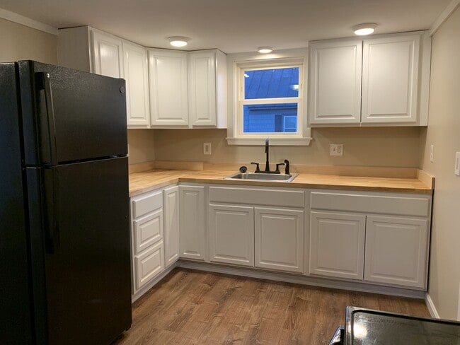 Building Photo - 28 Oak St Unit 2 Rental