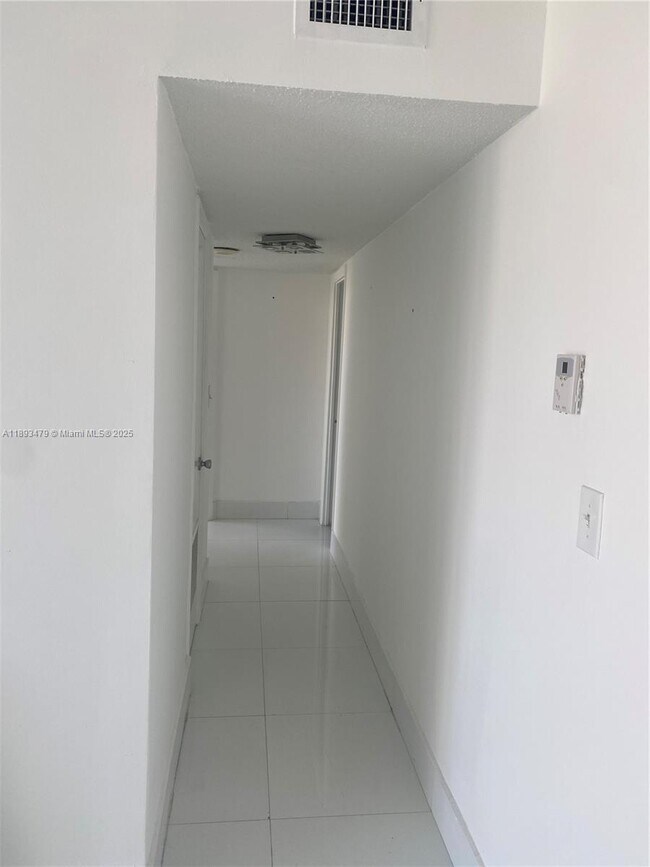 Photo - 2780 NE 183rd St Unidad 909