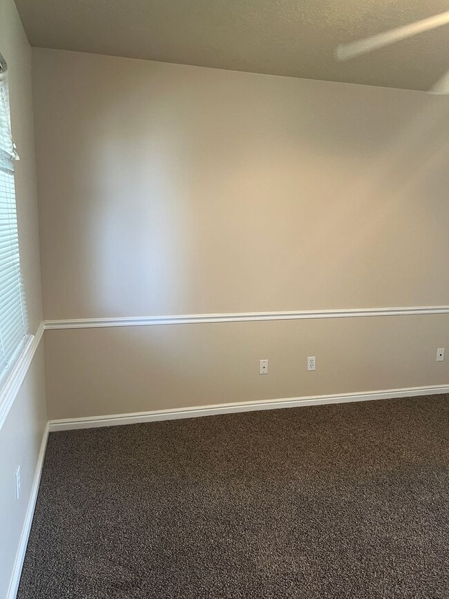 Photo - Brentwood Upper Level Condo - 2 Bed, 1 Bath with Washer/Dryer and Optix Internet!