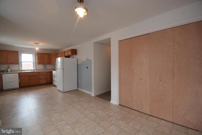 Building Photo - 16 S Main St Unit A