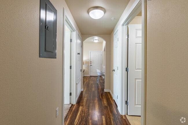 2BR, 2BA - 990 SF