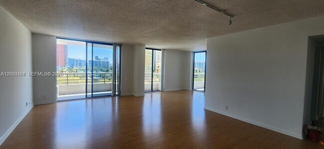Building Photo - 3300 NE 191st St Unit 818