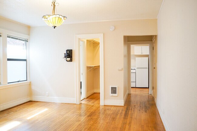 Building Photo - Pre-lease this Vintage Studio Blocks from ... Unit 112 Rental