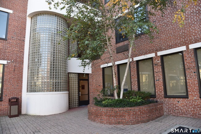 Building Photo - 32 Haviland St Unit 203