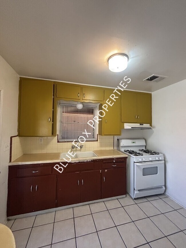 949 N Montezuma Ave