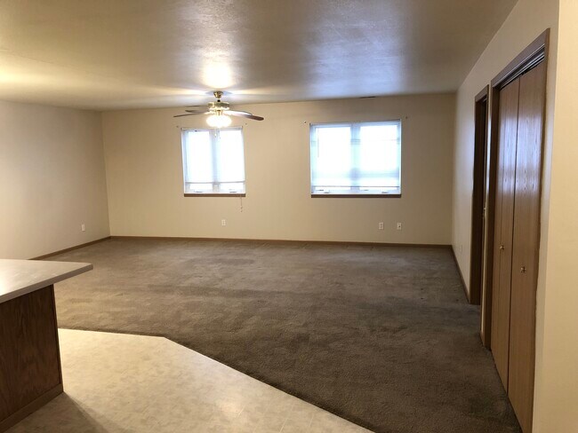 Main Living Space - 1420 E Redwood Blvd Unit 1420