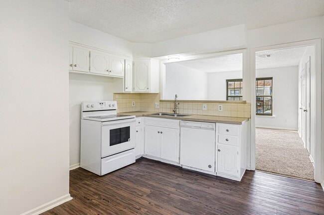 Building Photo - ** $0 Application fee for August!** Charmi... Unit A Rental