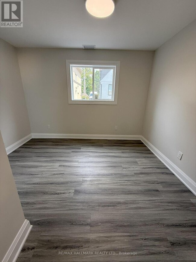 Photo - 382 Burnhamthorpe Rd
