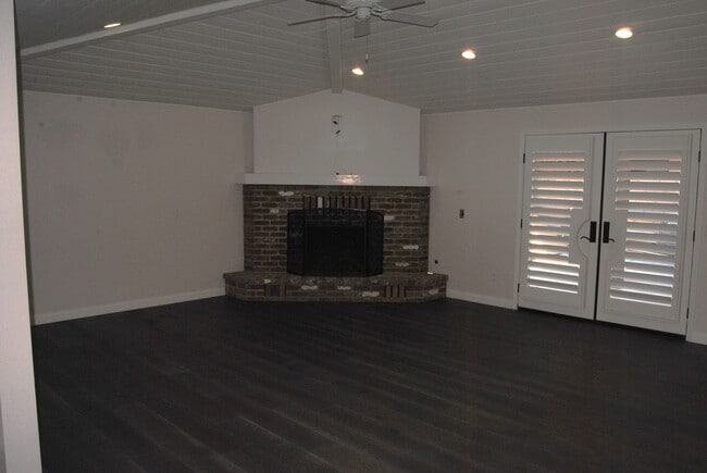 7112 Darrin Ave