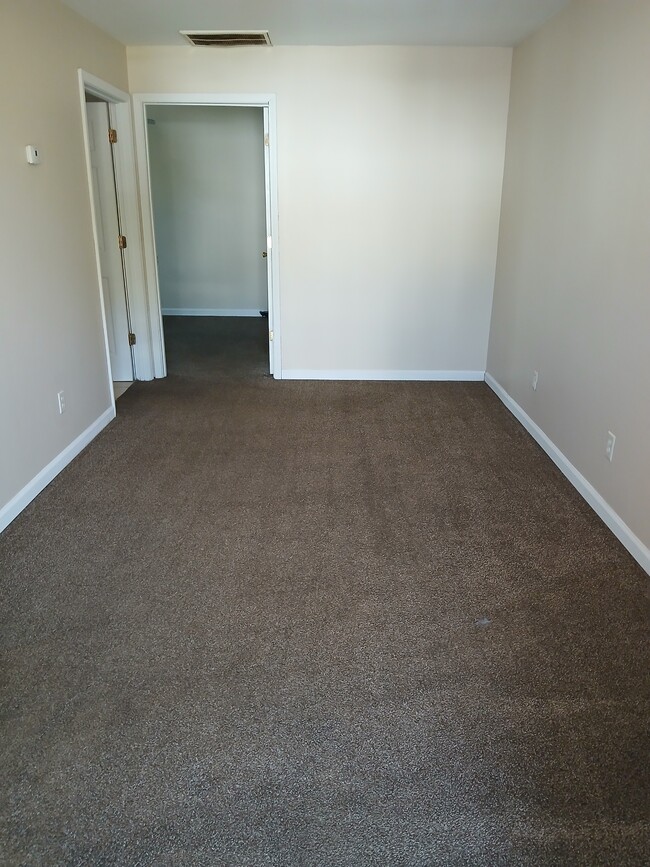 Building Photo - 709 S Poplar St Rental