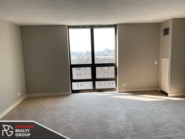 Photo - 2551 N Clark St