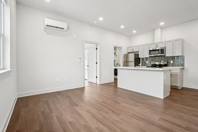 Photo - 472 Roxborough Ave