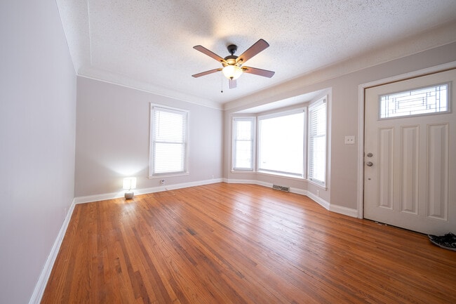 Photo - 3531-2 1/2 2 1/2 St NE