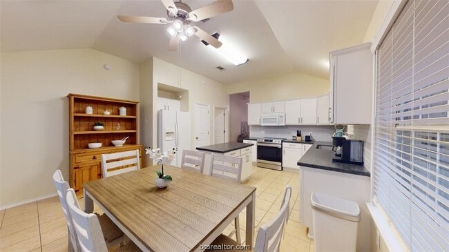 Photo - 810 Camellia Ct