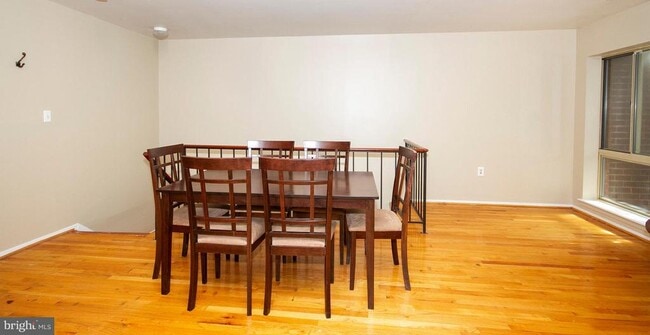 Photo - 10 W Lee St Unit R72