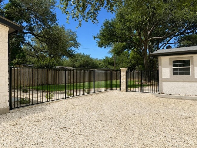 Photo - 303 Lakeway Dr
