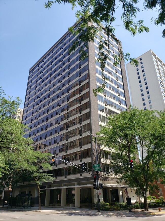 Building Photo - 360 W Wellington Ave Unit 14D Rental