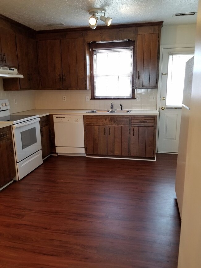 Building Photo - Cute Two bedroom, off of Timberlake, with ... Unit 1 Rental