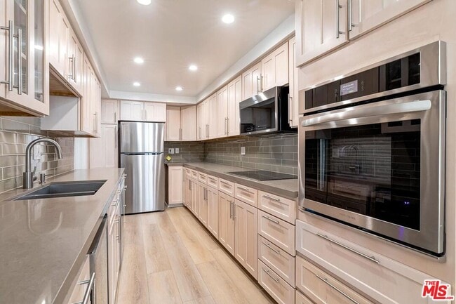 Building Photo - Spacious 2 bed/2bath newly renovated condo in Westwood- 1275 Sq ft.