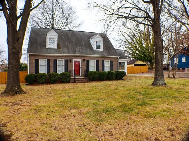 Photo - Lovely 5 bedroom, 2 bathroom brick home in Reidsville
