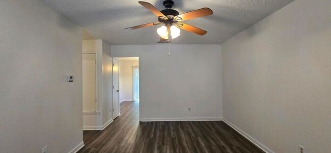 Photo - 2 Bedroom 1 Bath Close to Everything! Long...