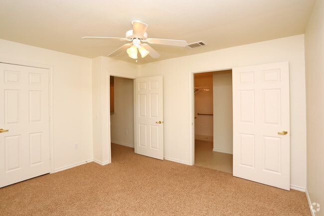 1BR,1BA - 829SF - Bedroom1