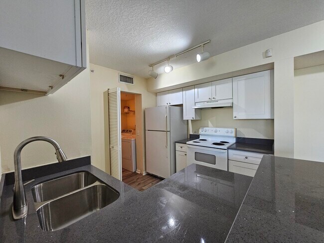 604 Villa Cir Unit 604