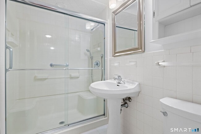 Photo - 891 Farmington Ave Unit 5F