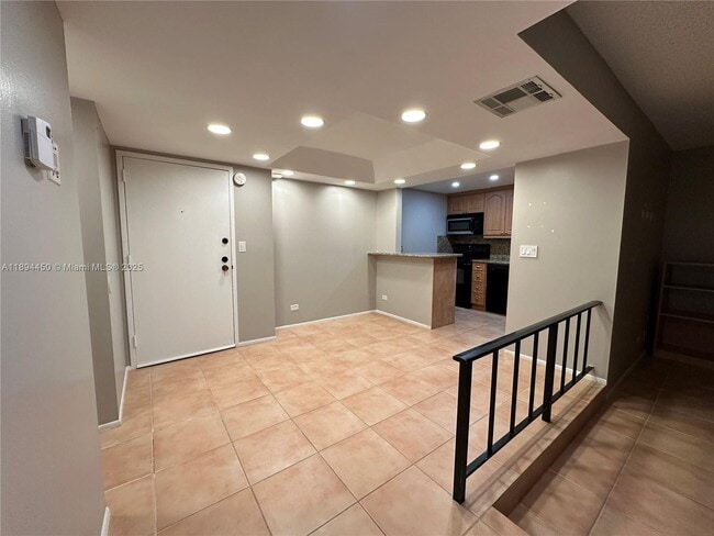 Building Photo - 3650 Inverrary Dr Unit 3Y-G