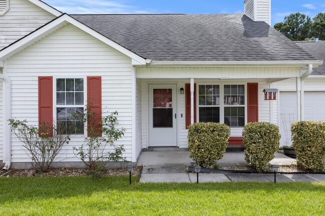 3 bedroom with garage available in June! - 3 bedroom with garage available in June! House