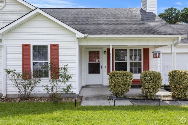 Building Photo - 3 bedroom with garage available in June! Rental