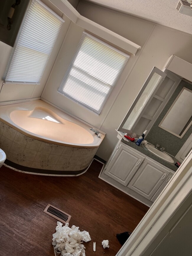 Photo - 208 W 43rd St