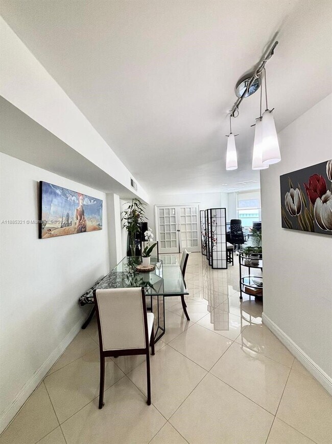Building Photo - 801 Brickell Bay Dr Unit 1067