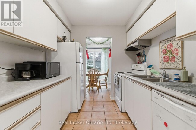 Photo - 302 College Ave W