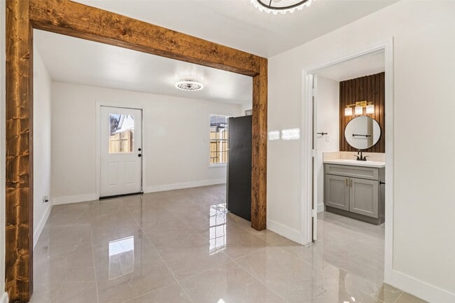 Building Photo - 1307 Saddle Rock Dr