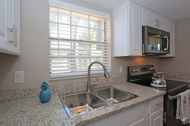 1BR, 1BA - 685 SF - Kitchen