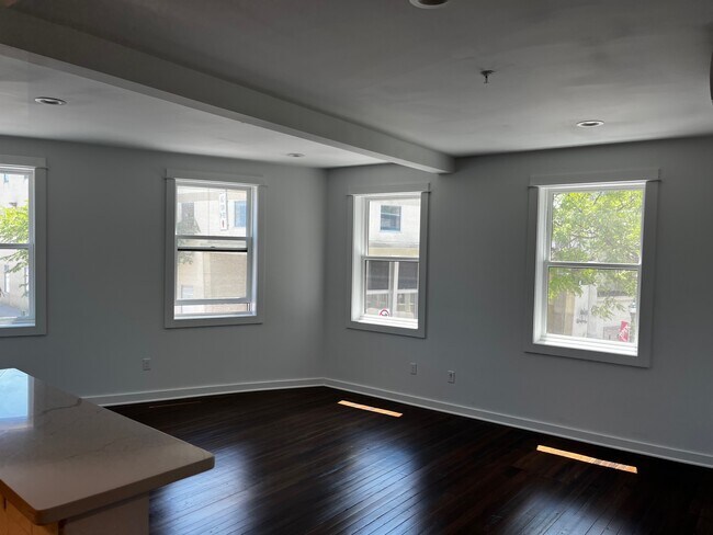 Photo - Busy Corner Unidad 202