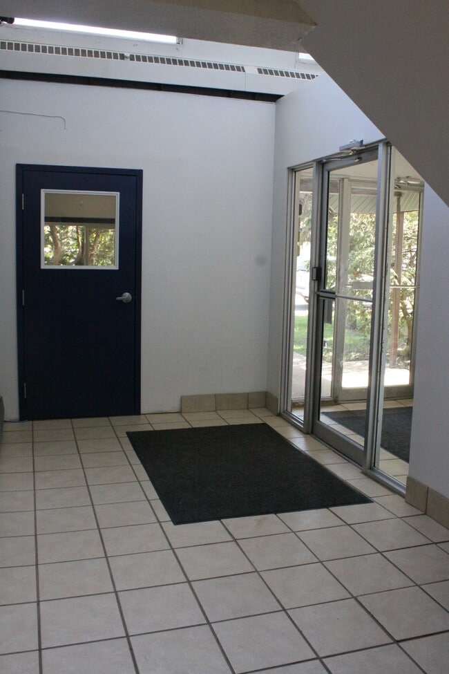 Photo - 5322-5346 46 St Unit WB-2205