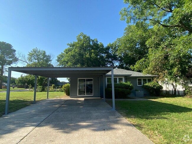 Building Photo - 4 Bedroom 2 Bath Renovated Home