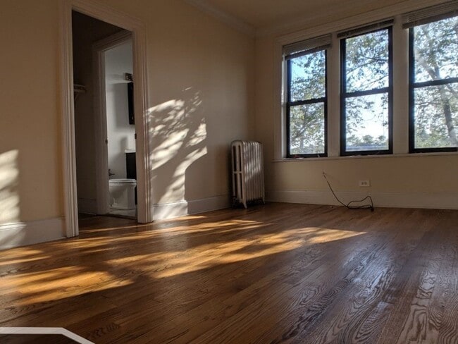 Photo - 2704 N Sawyer Ave Unidad 210