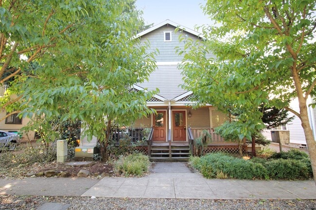 Building Photo - 46 NE Sacramento St Rental
