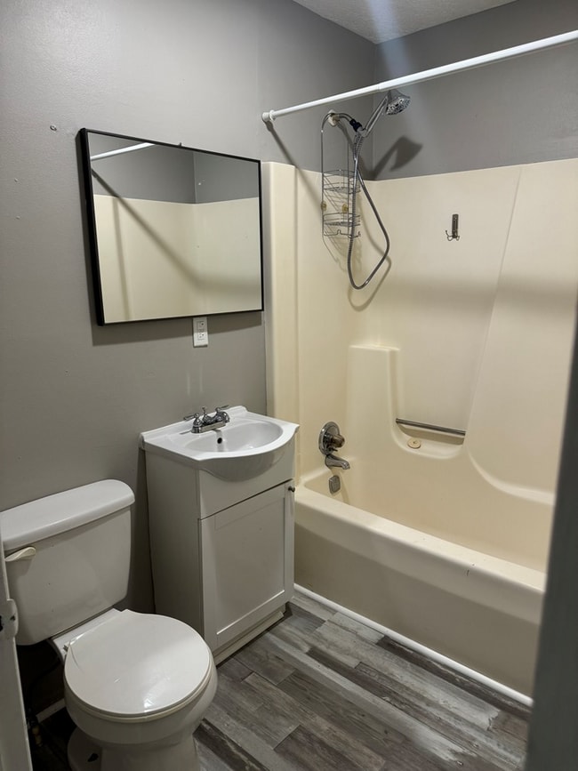 Photo - 200 Robinwood Ave