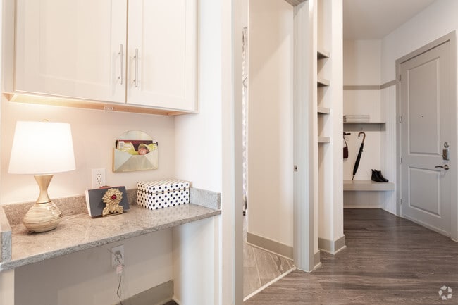 2BR,2BA - 1268SF - B3 - ENTRY/DESK AREA