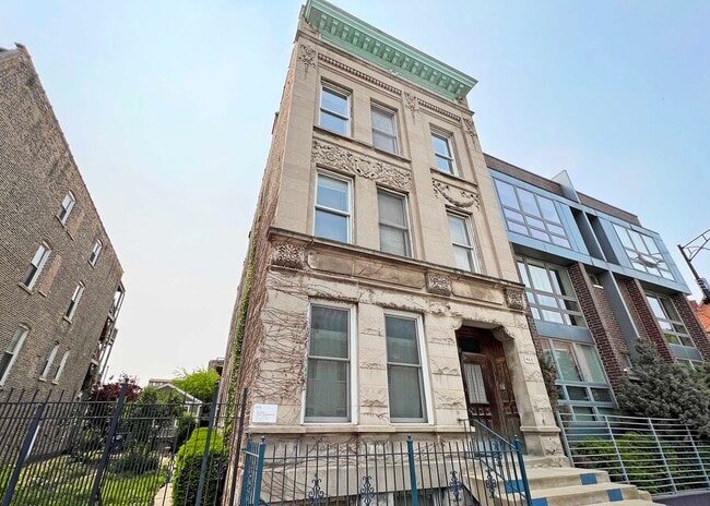 Building Photo - 952 N Noble St Unit 1W