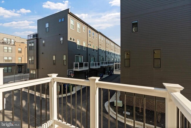 Building Photo - 2709 Light St