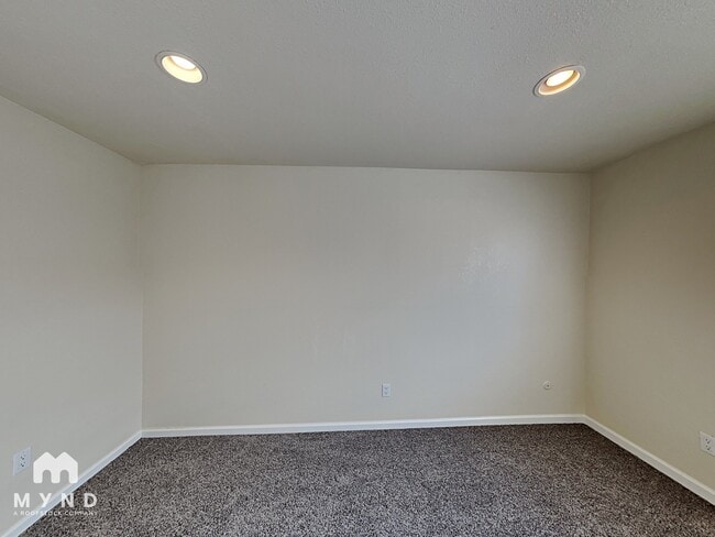 Photo - 875 Glen Vista Dr