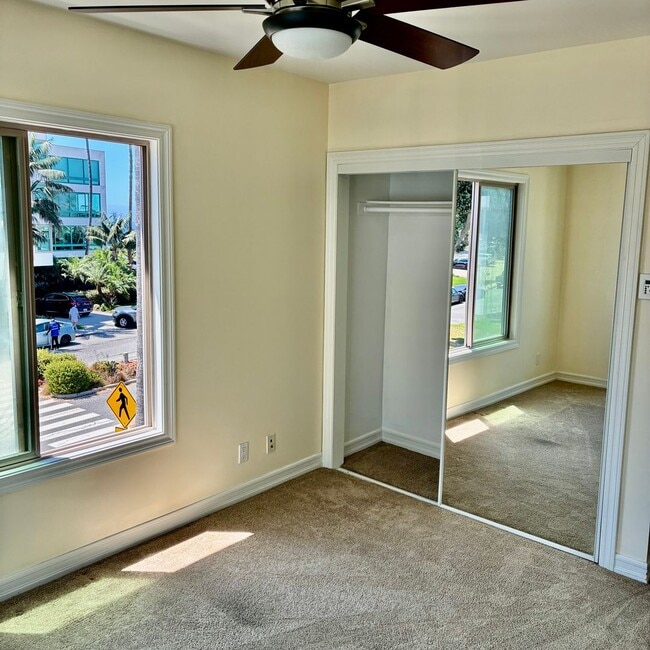 100 Paseo De La Playa Unidad UPSTAIRS S/W ROOM