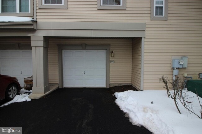 Photo - 1004 Julian Dr W