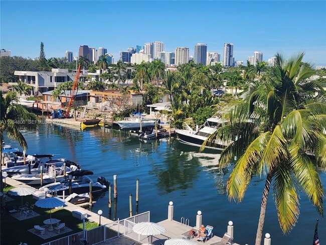 Building Photo - 1731 SE 15th St Unit 406